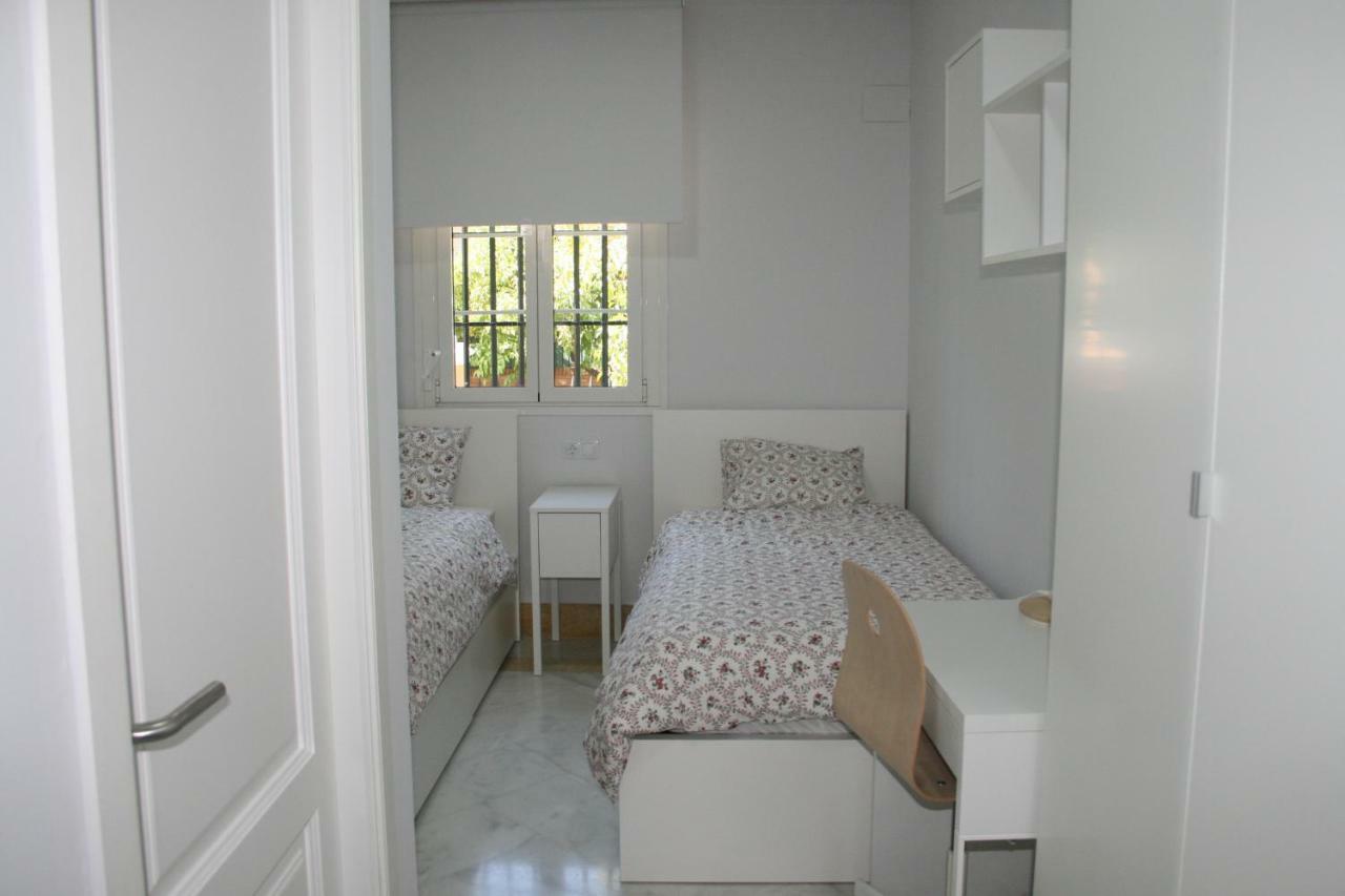 Colegio Mayor Careu - Women Only - University Community Seville Exterior photo